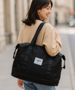 Chica caminando por la calle con un bolso estilo deportivo color negro