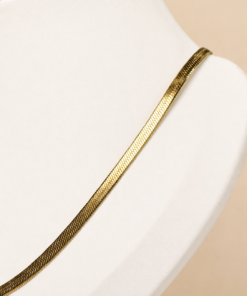 Cadena de acero quirúrgico dorado tipo snake chata de 40 cm, de cerca.