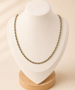 Cadena de acero quirúrgico lazo combinado de 60 cm, exhibida sobre busto blanco con fondo neutro cálido.