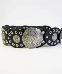 cinto boho con chapon plateado y ojalillo color negro