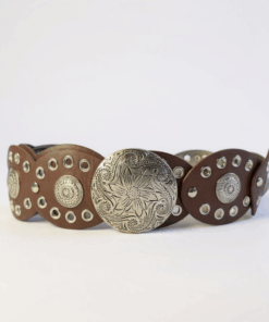 cinto boho con chapon plateado y ojalillos color marrón