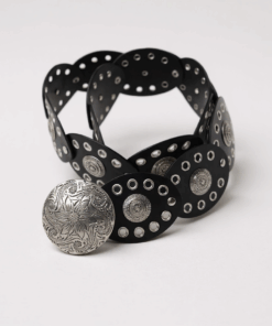 Cinto boho enrollado con chapón plateado y ojalillos color negro.
