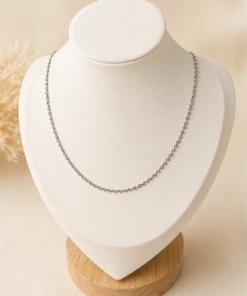 Cadena de acero quirúrgico plateado tipo Forcet Mini sobre busto blanco con fondo neutro cálido, disponible en 40, 45 y 50 cm.