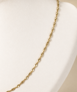 Cadena de acero quirúrgico dorado tipo Singapur fina de 40 cm.