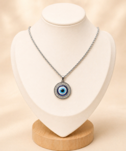 Cadena en acero quirúrgico con dije circular de ojo turco en tonos azul, blanco y negro.