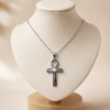 Cadena de acero quirúrgico con dije de cruz egipcia Ankh símbolo de vida y protección en diseño moderno