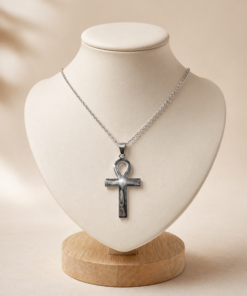 Cadena de acero quirúrgico con dije de cruz egipcia Ankh símbolo de vida y protección en diseño moderno