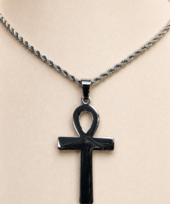 Cadena de acero quirúrgico con dije de cruz egipcia Ankh símbolo de vida y protección en diseño moderno