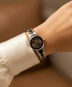 mano exhibiendo reloj pulsera combinado plateado y negro