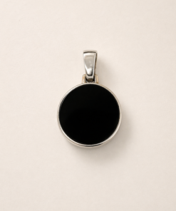 Dije en plata 925 y double de oro con fondo resina negra lado de atras