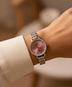 Mano exhibiendo reloj pulsera dama plateado fondo lila