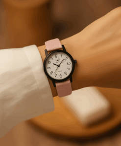 Mano exhibiendo reloj dama cuero sintetico rosado