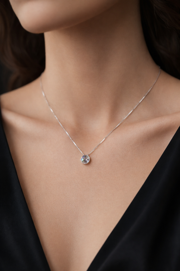 Mujer modelando cadena con punto luz en plata 925