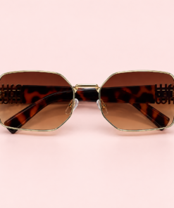 Lente de sol unisex MILA rectangular con armazón dorado, cristales degradé marrón y patillas carey