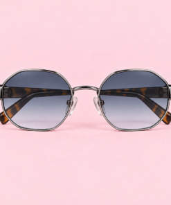 El lente de sol unisex PRISMA se destaca por su formato redondeado y su diseño de líneas limpias, logrando una estética equilibrada entre lo clásico y lo moderno. Su silueta liviana aporta un estilo sutil pero con personalidad, ideal para quienes buscan un lente cómodo y fácil de integrar a distintos looks. El formato redondeado suma un aire retro actualizado, perfecto para uso diario y para combinar con estilos urbanos, casuales o más elegantes. Es un modelo versátil, pensado para quienes prefieren accesorios simples, actuales y con identidad propia. celeste
