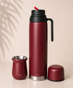 Termo COMET de 1 litro con manija y pico cebador junto a mate vaso térmico de 160 ml fabricados en acero inoxidable de doble pared. bordo