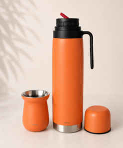 Termo COMET de 1 litro con manija y pico cebador junto a mate vaso térmico de 160 ml fabricados en acero inoxidable de doble pared. coral