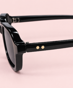 Lente de sol unisex AURA de formato rectangular compacto con diseño retro moderno negro perfil