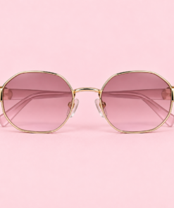 El lente de sol unisex PRISMA se destaca por su formato redondeado y su diseño de líneas limpias, logrando una estética equilibrada entre lo clásico y lo moderno. Su silueta liviana aporta un estilo sutil pero con personalidad, ideal para quienes buscan un lente cómodo y fácil de integrar a distintos looks. El formato redondeado suma un aire retro actualizado, perfecto para uso diario y para combinar con estilos urbanos, casuales o más elegantes. Es un modelo versátil, pensado para quienes prefieren accesorios simples, actuales y con identidad propia. rosado