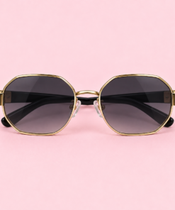 El lente de sol unisex PRISMA se destaca por su formato redondeado y su diseño de líneas limpias, logrando una estética equilibrada entre lo clásico y lo moderno. Su silueta liviana aporta un estilo sutil pero con personalidad, ideal para quienes buscan un lente cómodo y fácil de integrar a distintos looks. El formato redondeado suma un aire retro actualizado, perfecto para uso diario y para combinar con estilos urbanos, casuales o más elegantes. Es un modelo versátil, pensado para quienes prefieren accesorios simples, actuales y con identidad propia. negro