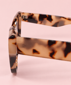 Lente de sol unisex VELA de formato geométrico con diseño moderno y líneas definidas animal print camel de perfil