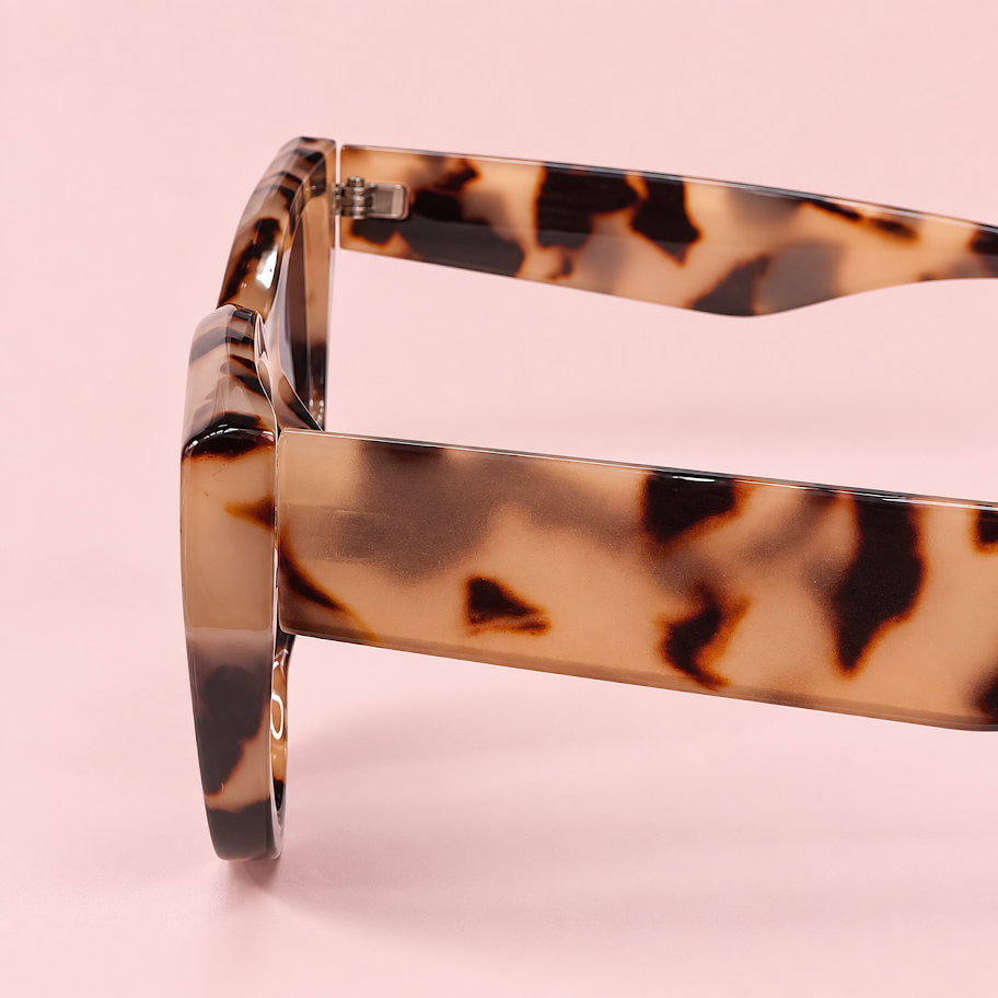 Lente de sol unisex VELA de formato geométrico con diseño moderno y líneas definidas animal print camel de perfil