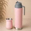 Termo COMET de 1 litro con manija y pico cebador junto a mate vaso térmico de 160 ml fabricados en acero inoxidable de doble pared. rosado