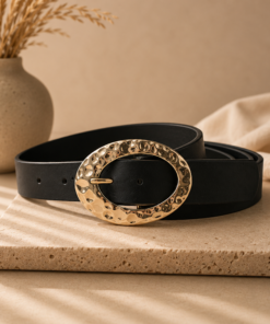 Cinto de cuero sintético de 3 cm con hebilla oval martillada dorada combinado con look elegante en tonos neutros