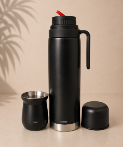 Termo COMET de 1 litro con manija y pico cebador junto a mate vaso térmico de 160 ml fabricados en acero inoxidable de doble pared. negro