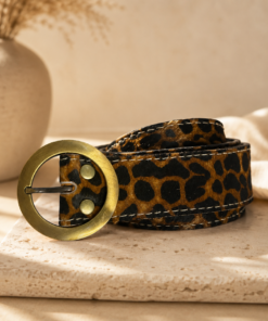 Cinto de cuero industria nacional de 4 cm con hebilla redonda color bronce envejecido y diseño moderno. Animal print