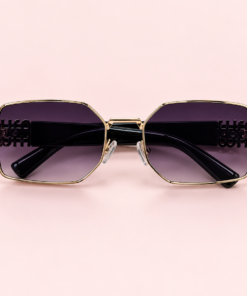 Lente de sol unisex MILA rectangular con armazón dorado, cristales degradé negro y patillas negras