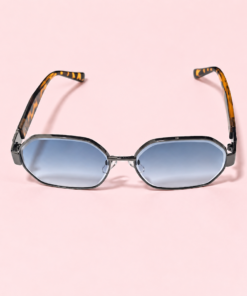 El lente de sol unisex PRISMA se destaca por su formato redondeado y su diseño de líneas limpias, logrando una estética equilibrada entre lo clásico y lo moderno. Su silueta liviana aporta un estilo sutil pero con personalidad, ideal para quienes buscan un lente cómodo y fácil de integrar a distintos looks. El formato redondeado suma un aire retro actualizado, perfecto para uso diario y para combinar con estilos urbanos, casuales o más elegantes. Es un modelo versátil, pensado para quienes prefieren accesorios simples, actuales y con identidad propia. celeste abierto