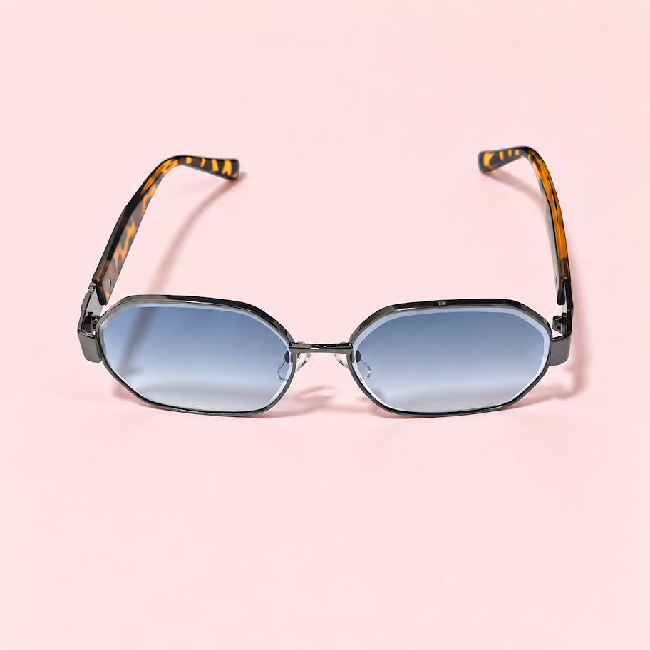 El lente de sol unisex PRISMA se destaca por su formato redondeado y su diseño de líneas limpias, logrando una estética equilibrada entre lo clásico y lo moderno. Su silueta liviana aporta un estilo sutil pero con personalidad, ideal para quienes buscan un lente cómodo y fácil de integrar a distintos looks. El formato redondeado suma un aire retro actualizado, perfecto para uso diario y para combinar con estilos urbanos, casuales o más elegantes. Es un modelo versátil, pensado para quienes prefieren accesorios simples, actuales y con identidad propia. celeste abierto
