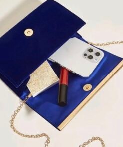 Sobre de fiesta brillante con detalle metálico y cadena desmontable abierto con accesorios