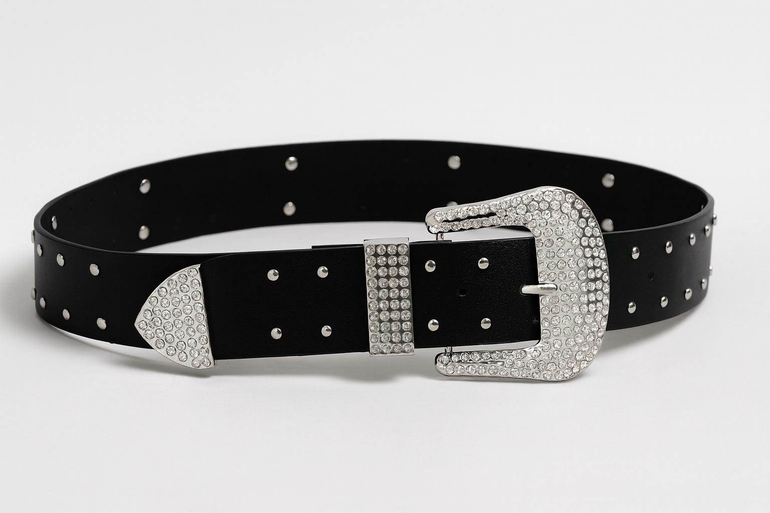 cinto en cuero sintetico negro con tachas y hebilla Xl con brillitos