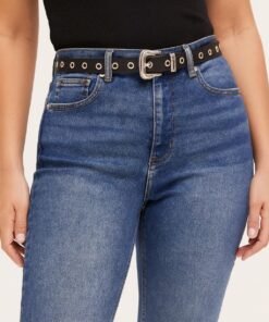 Cinto negro fino con ojalillos plateados para mujer, combinado con jean de tiro alto. Accesorio de moda versátil y moderno en Uruguay.