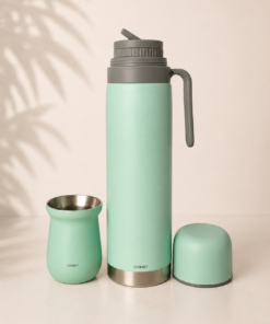 Termo COMET de 1 litro con manija y pico cebador junto a mate vaso térmico de 160 ml fabricados en acero inoxidable de doble pared. verde agua