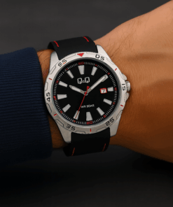 Mano de hombre exhibiendo relloj QQ con calendario negro y plateado goma sumergible