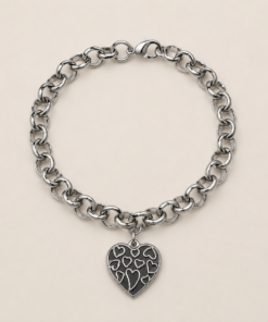 Pulsera de acero quirúrgico con cadena de eslabones y dije decorativo en acabado brillante corazón labrado