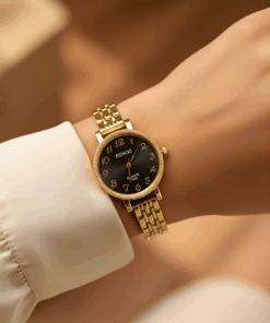 Mano exhibiendo reloj pulseta dama fondo negro dorado