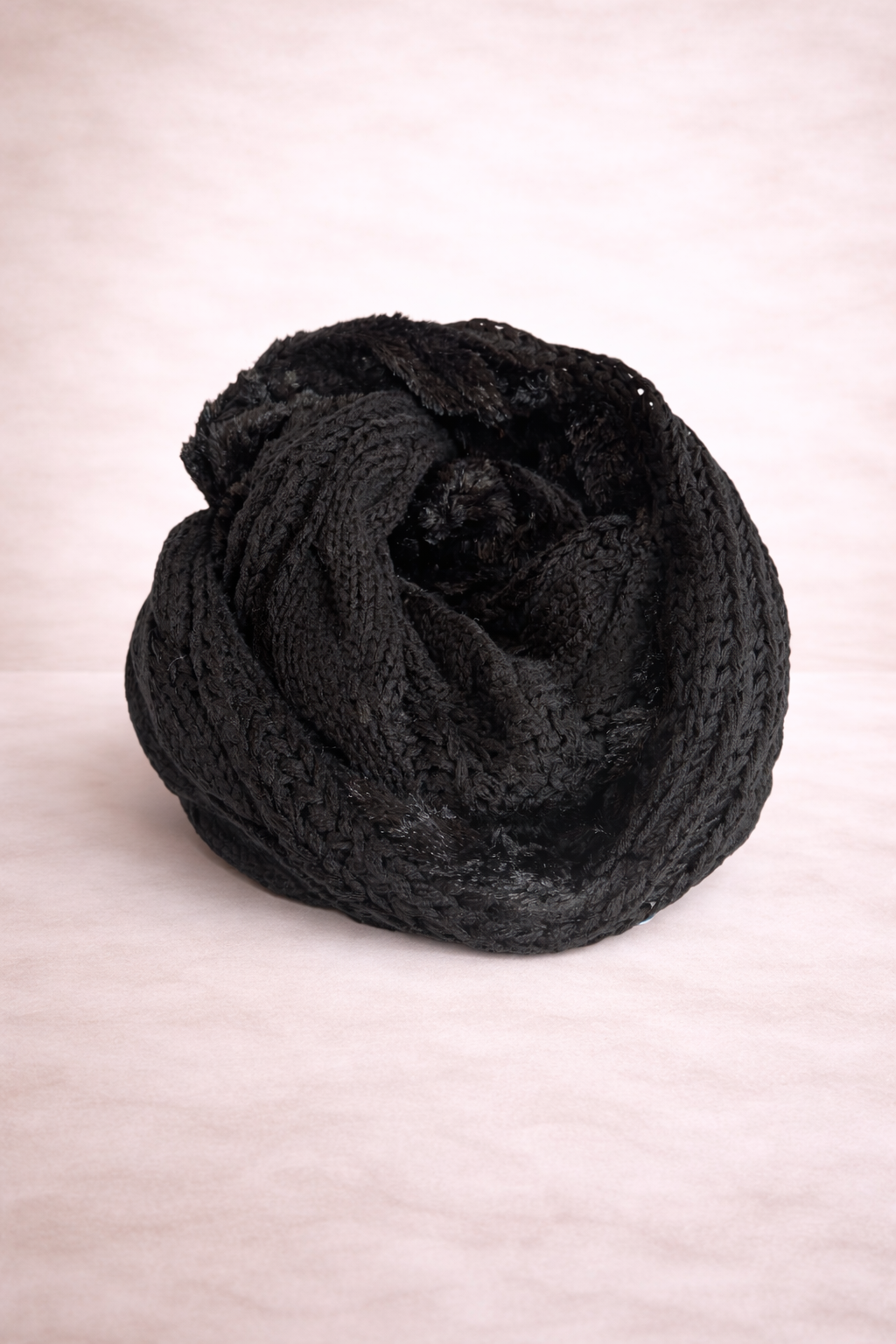 Cuellito tejido negro con interior de piel sintética suave para invierno