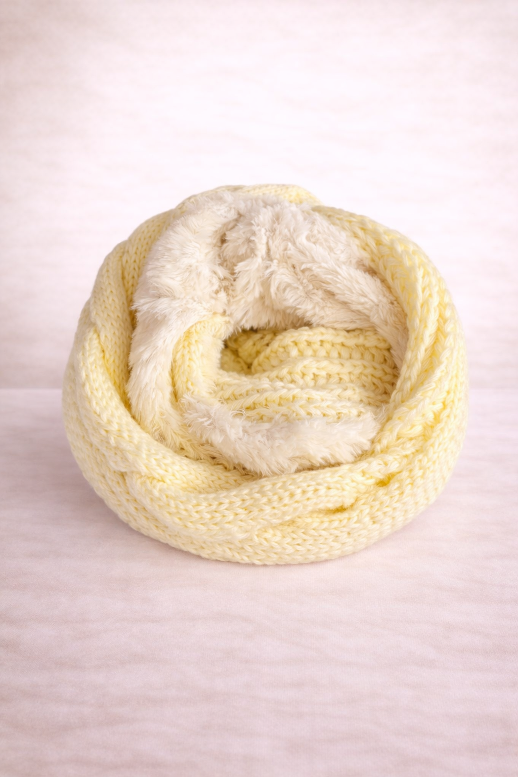 Cuellito tejido negro con interior de piel