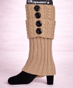 calentitas tejidas con botones en fondo neutro claro, color camel