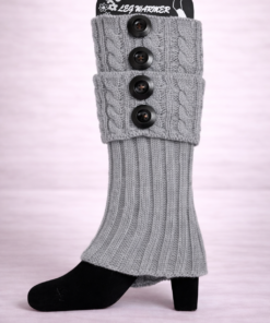 calentitas tejidas con botones en fondo neutro claro, color gris