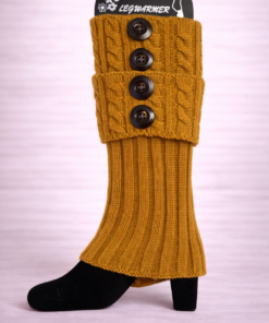 calentitas tejidas con botones en fondo neutro claro, color mostaza