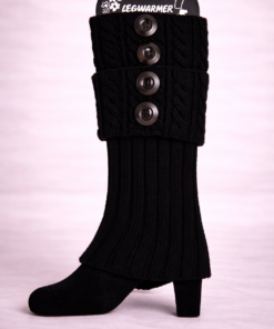 calentitas tejidas con botones en fondo neutro claro, color negro