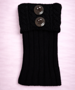 calentitas tejidas con botones en fondo neutro claro, color negro