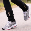 calentitas tejidas con botones usadas con calzas y calzado deportivo, en movimiento.