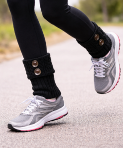 calentitas tejidas con botones usadas con calzas y calzado deportivo, en movimiento.