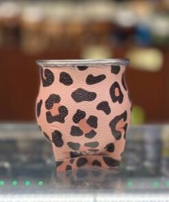 Mate camionero de cerámica forrado en cuero sintético. Mantiene el calor, es resistente y tiene diseño moderno. Ideal para uso diario .print rosa